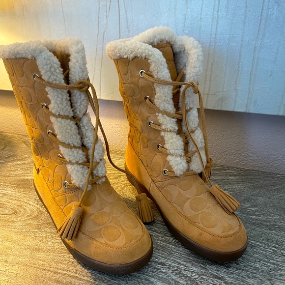 New in box.  Tan/natural Coach lined boots. Size 7 - Picture 1 of 4